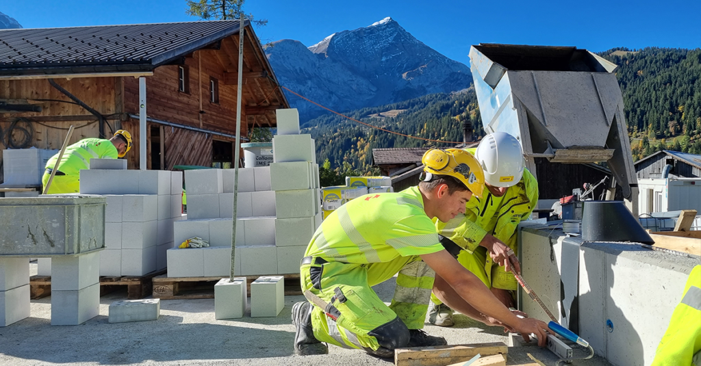 Notter Lehrlingscamp Oktober 2022. In Zusammenarbeit mit der Organisation „Berg-Versetzter“ (ein Gemeinschaftsprojekt der Schweizer Berghilfe und der Schweizerischen Arbeitsgemeinschaft für Berggebiete) wurde für dieses Jahr ein Betrieb in Lauenen bei Gstaadt BE ausgewählt. Beim Projekt handelte es sich um den Bau eines neuen Rindviehstalles.
