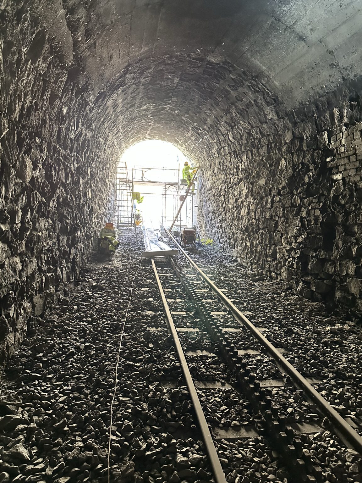 Bei der Sanierung von der Tunneleinfahrt der Dampfbahn Furka-Bergstrecke