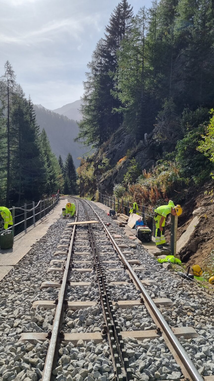 Notter Lehrling bei der Sanierung des Bahn-Brücken-Fundaments der Dampfbahn Furka-Bergstrecke